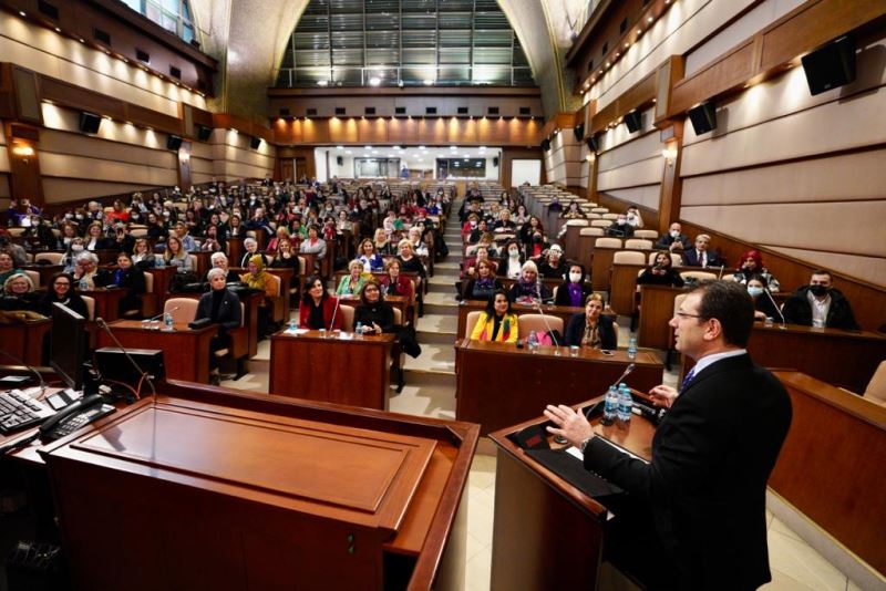 İMAMOĞLU’NDAN ‘SAVAŞ MASASI’ YORUMU:  “KADININ OLMADIĞI MASADAN BARIŞ ZOR ÇIKAR”