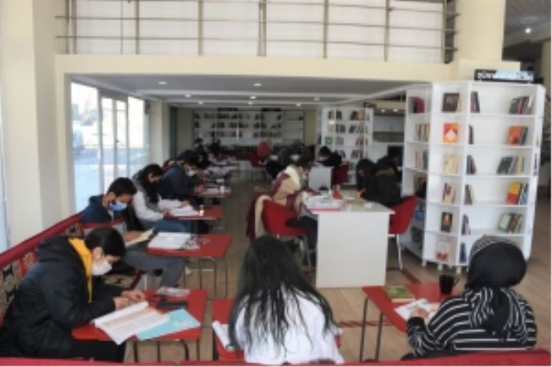 Millet kıraathanesi ve kitap kafeler öğrencilerin ikinci evi oldu