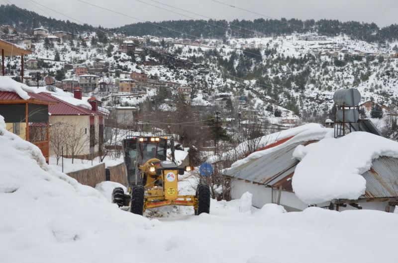 Büyükşehir’in Karla Mücadele Ekipleri Yolları Açık Tutmaya Devam Ediyor