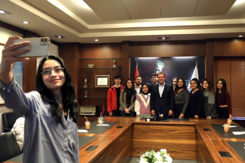 Başkan Seçer’den Öğrencilere Tavsiyeler: “Sosyal Olun. İnsan Tek Başına Yaşayamaz”