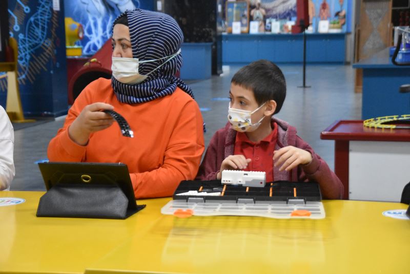 Çocuklar anneleriyle robotik kodlama öğrendi