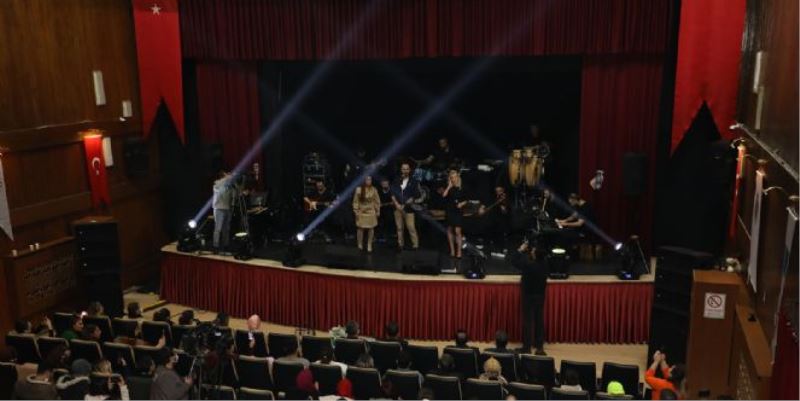 ´YILDIZ TİLBE ŞARKILARI´ KONSERİ MEST ETTİ