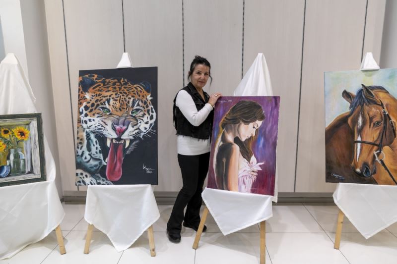 Mersin Büyükşehir Destek Verdi, 76 Yaşındaki Müzeyyen Çetinkaya Resim Sergisi Açtı