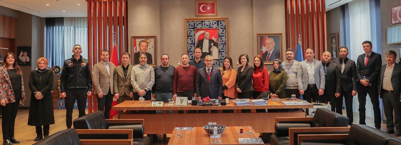 BAŞKAN IŞIK GÖREVDE YÜKSELEN MEMURLARI MAKAMINDA AĞIRLADI