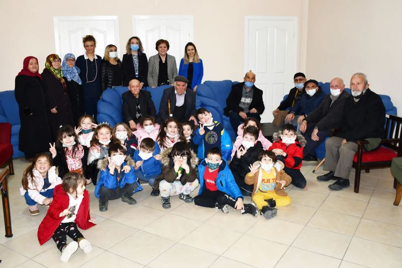 Ana Sınıfı Öğrencilerinden Yaşlı Bakım ve Dinlenme Merkezimizdeki Yaşlılarımıza Ziyaret