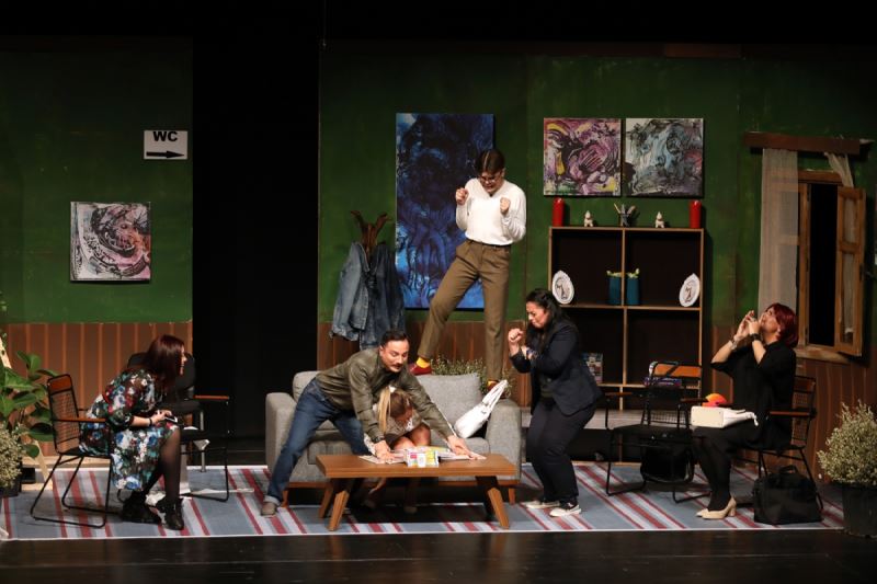 Kktc Güzelyurt Belediyesi Şehir Tiyatrosu, “Okb Okb” Oyununun Prömiyerini Mersin’de Yaptı