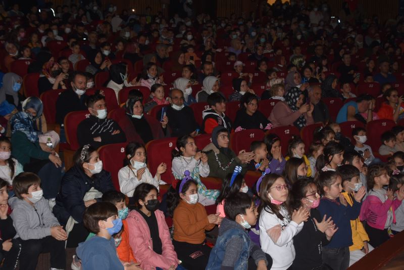Bu kez Hacivat Karagöz ile keyifli dakikalar geçirdiler