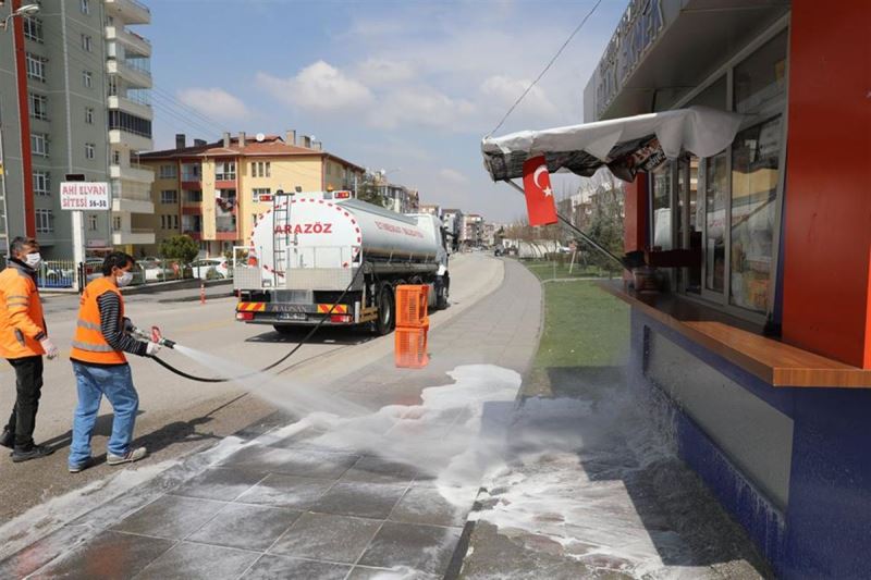 CADDELER KORONAVİRÜSE KARŞI YIKAYARAK DEZENFEKTE EDİLİYOR.