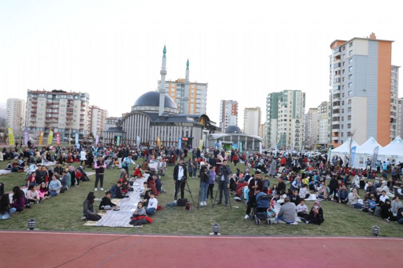 MELİKGAZİ’DE ÇOCUKLAR, RAMAZAN COŞKUSUNU YAŞAYARAK ÖĞRENDİ
