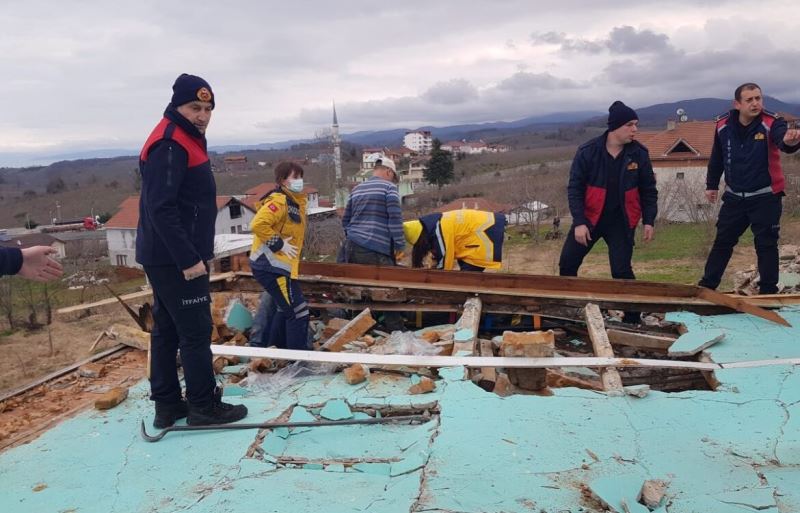 DÖNGELLİ KÖYÜNDEKİ EVİN ÇÖKMESİ SONUCU YARALANAN VATANDAŞLARA İTFAİYE EKİPLERİ MÜDAHALE ETTİ