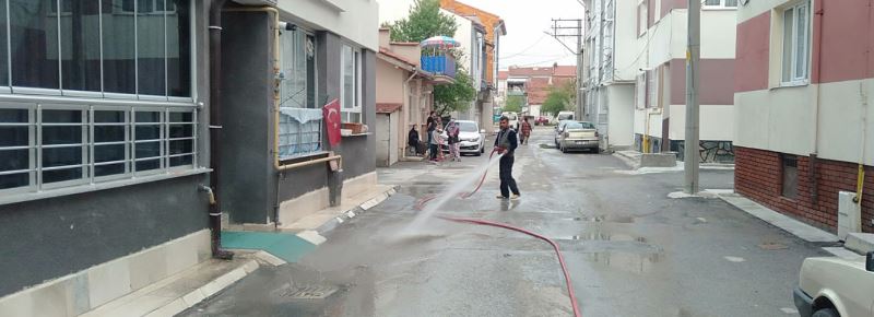 YAĞMUR SONRASI CADDE TEMİZLİKLERİ YAPILDI