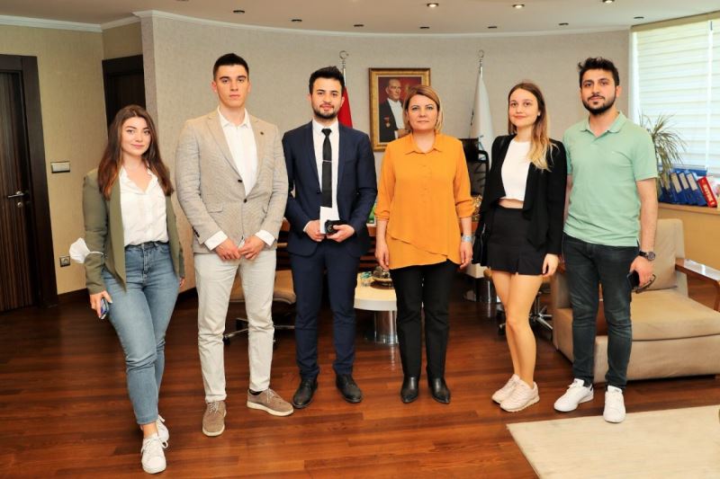 GENÇ HUKUKÇULAR BAŞKAN HÜRRİYET’İ MEZUNİYET BALOSUNA DAVET ETTİ