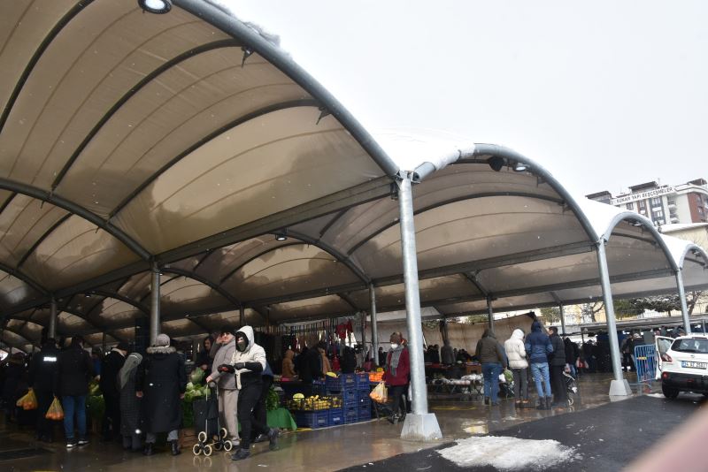 Güllübağlar Semt Pazarı Hizmette