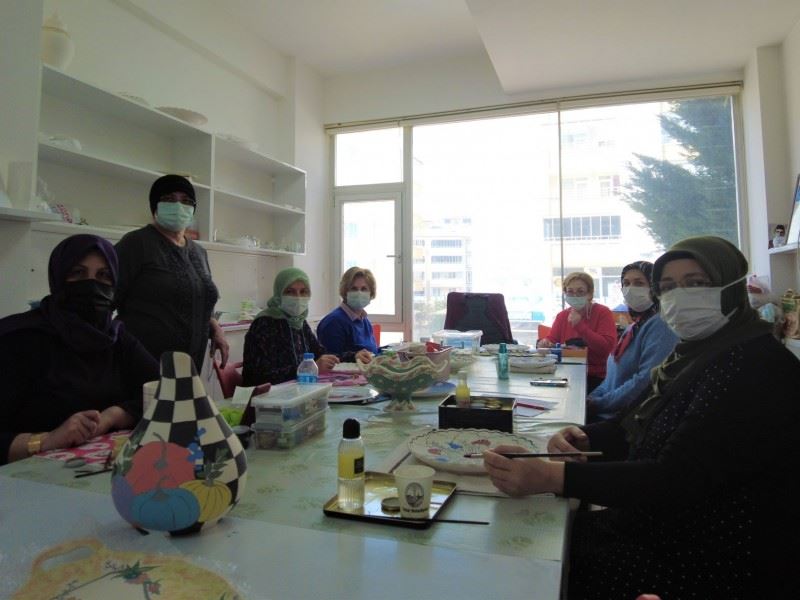 ATEŞTE AÇAN ÇİÇEKLER, ÇİNİ SANATI HANIMELİ KURSLARINDA DEVAM EDİYOR