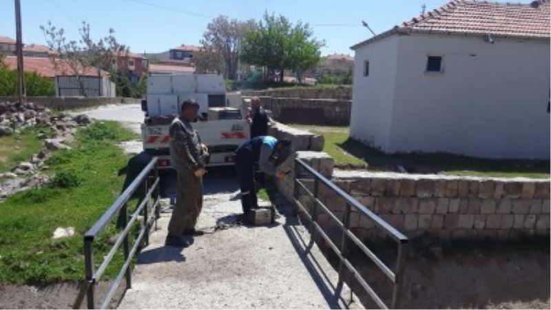 İlçemize bağlı Tahirinli mahallemizde koruma köprüsü kurulumu ve boyama işlemi yapılmıştır...Daha güzel İncesu için çalışıyoruz... Av.Mustafa İLMEK  İncesu Belediye Başkanı