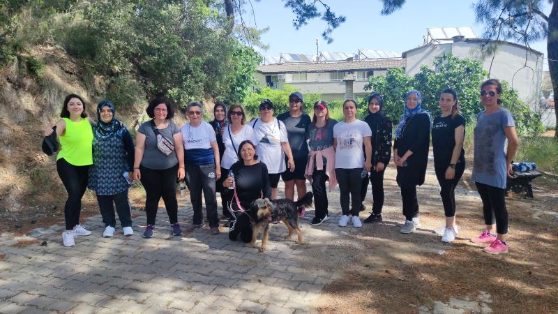 KEMER BELEDİYESİ BÜNYESİNDE ÜCRETSİZ PİLATES KURSU ALANLAR DIŞARI ANTRENMANI YAPTI