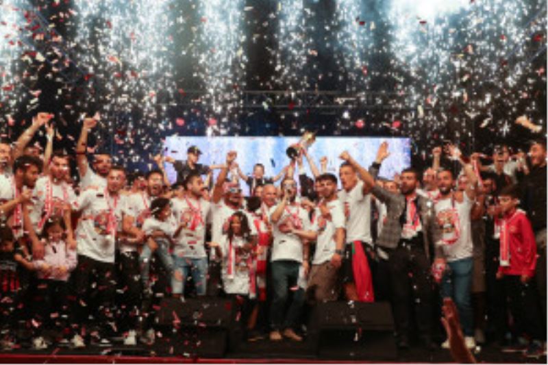 ÜMRANİYESPOR ŞAMPİYONLUĞUNU TARAFTARIYLA KUTLADI