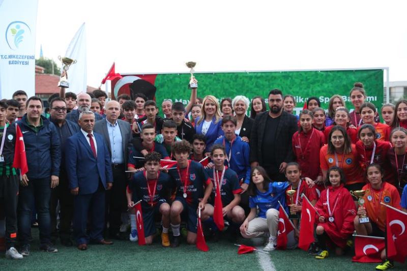 ‘Gençlik Turnuvası’nda Şampiyonlar Kupalarını Aldı