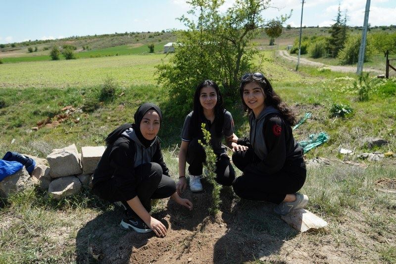 ÖĞRENCİLER 19 MAYIS’A ÖZEL AĞIRNAS’TA FİDAN DİKTİ