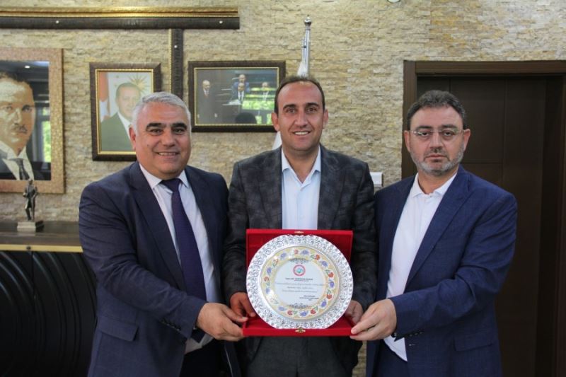 Kayseri Kızılören Dernek Başkanı Sn. Nihat ÖZÜKANAR ve Kayseri Kızılören Dernek yönetim kurulu üyesi ve aynı zamanda Meclis Üyemiz Sn. Hulusi ÇAVDAR Belediye Başkanımız Av. Mustafa İLMEK