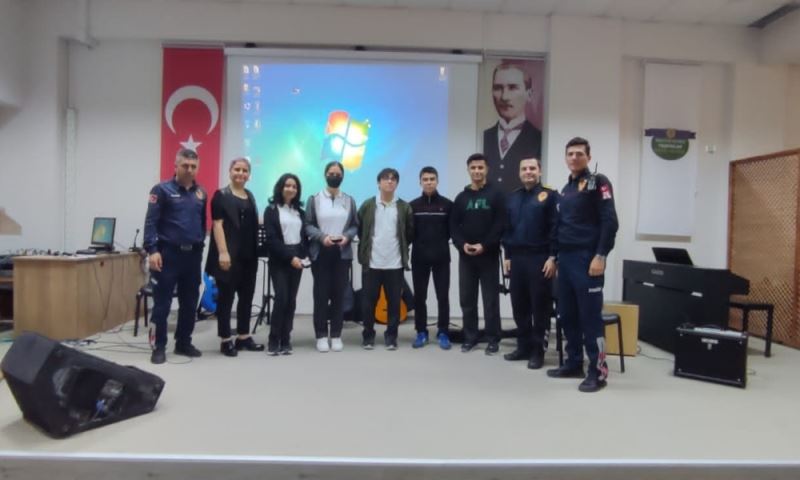 Akhisarlı Gençlerden Alkışlar Büyükşehir İtfaiye’ye