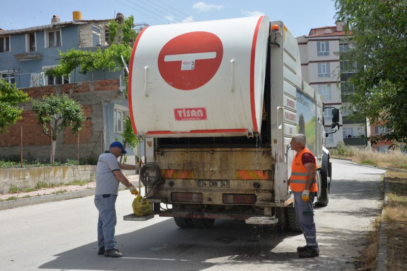 ÇÖP KONTEYNERLERİ YIKANARAK TEMİZLENİYOR