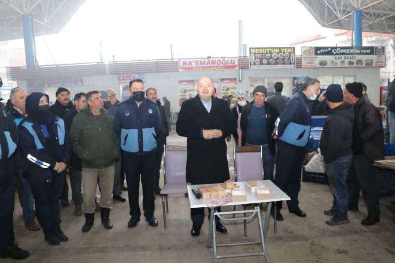 BAŞKAN SERTBAŞ ESNAFIN VE VATANDAŞIN SORUNLARI DİNLEMEK İÇİN PAZAR İÇİNDE OFİS AÇTI