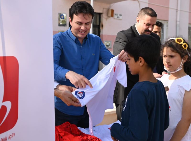 ASİST PROJESİ KAPSAMINDA ÖĞRENCİLERİMİZE FORMA HEDİYE ETTİK.