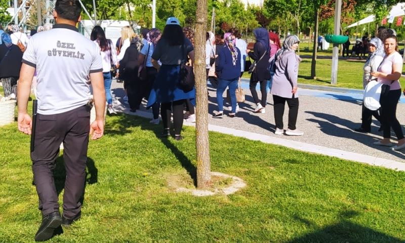 Binlerce Manisalı, Haftanın Yorgunluğunu Kent Park’ta Attı