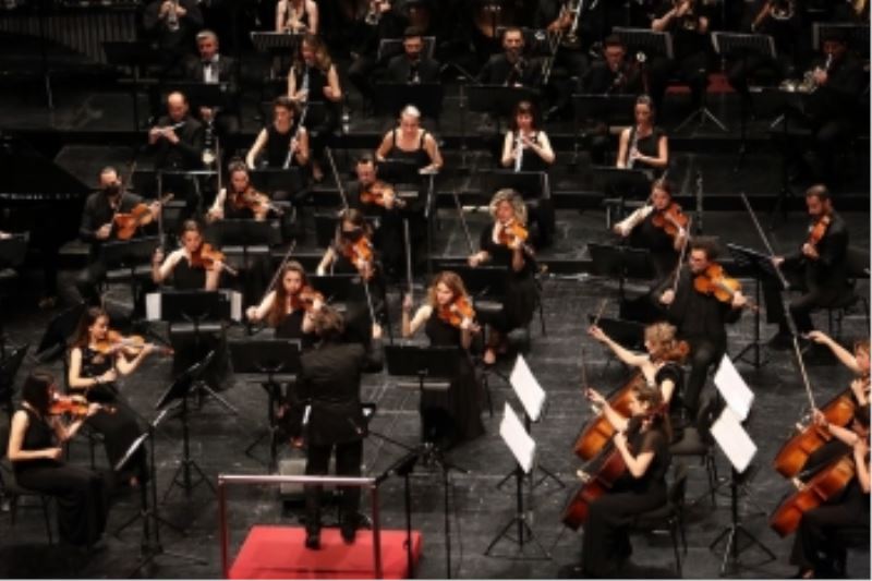 SENFONİ ORKESTRASI BABALAR İÇİN SESLENDİRDİ