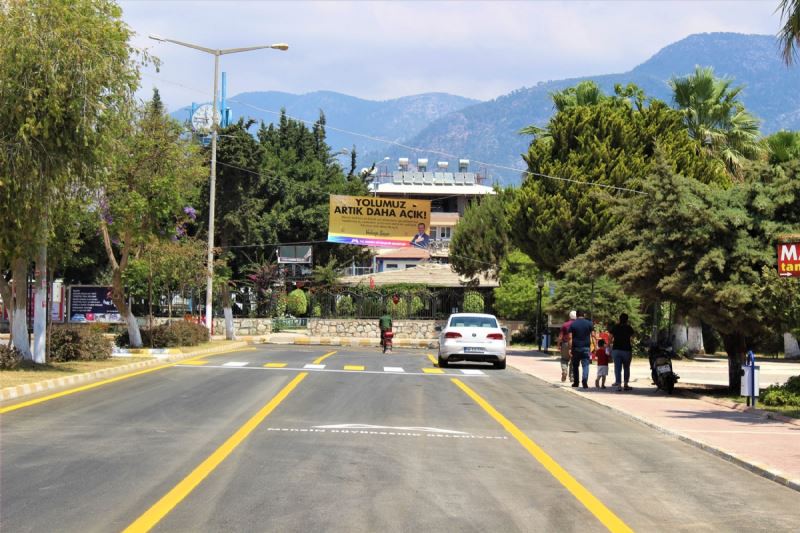 Büyükşehir Ekipleri, Bozyazı ve Aydıncık’ta Asfaltlama Çalışmalarını Sürdürüyor