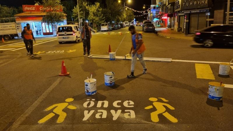 ARDAHAN BELEDİYESİ YAYA GEÇİT SAYISINI ARTTIRDI, YOL ÇİZGİLERİNİ YENİLEDİ