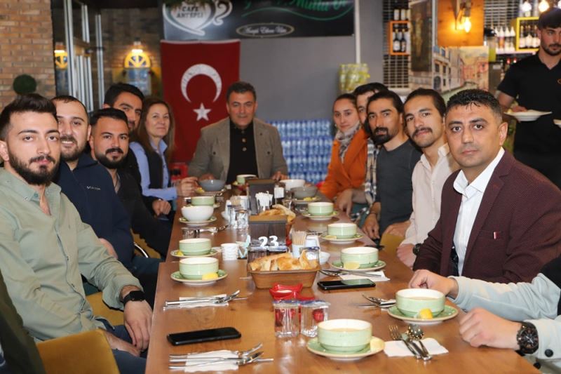 BAŞKAN DEMİR, SOSYAL MEDYA İÇERİK ÜRETİCİLERİNE İFTAR VERDİ, TV KANALINI GEZDİRDİ