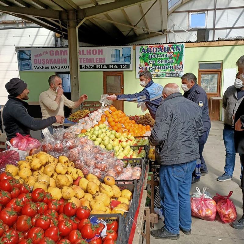 BELEDİYEMİZ PAZARDA MASKE DAĞITTI