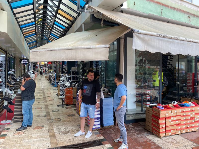 İZMİT BELEDİYESİ YAĞMURDAN ZARAR GÖREN ÇARŞI ESNAFININ YARDIMINA KOŞTU