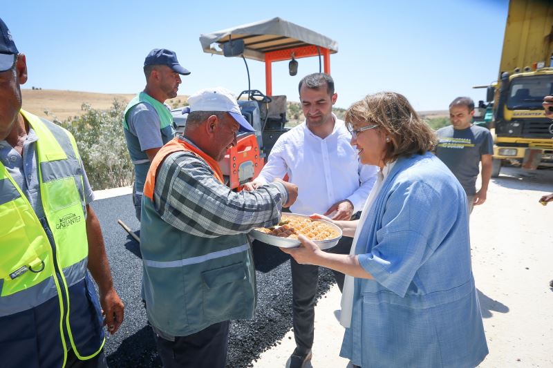 BAŞKAN ŞAHİN, GENEYİK – DEREDÜZÜ ARASINDA YAPILAN SICAK ASFALT SERİMİNİ İNCELEDİ
