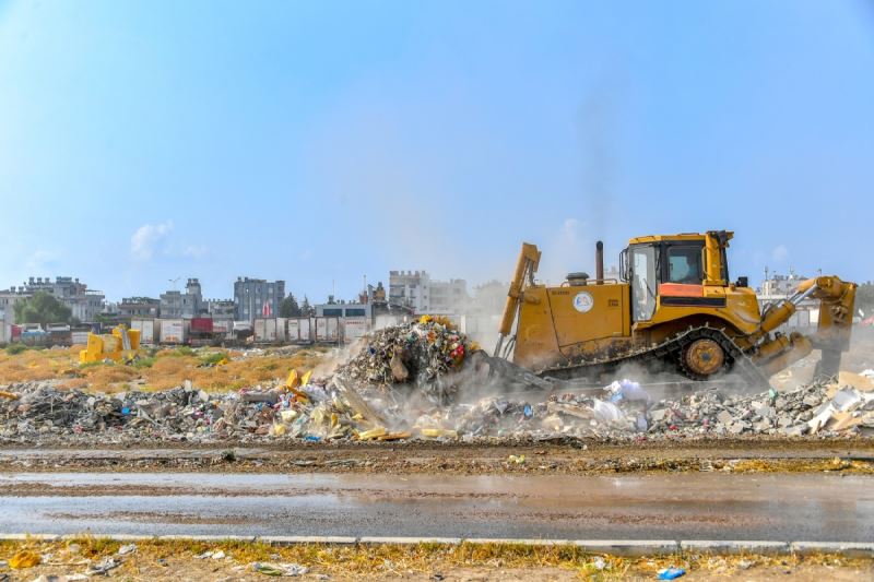 Mersin Büyükşehir Ekipleri, Şevket Sümer’deki Kaçak Hafriyatları Temizledi