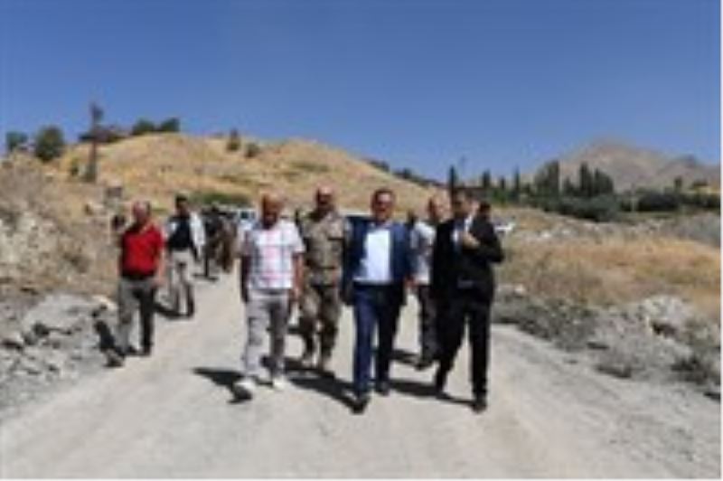 Vali/Belediye Başkan Vekilimiz Sayın İdris AKBIYIK, Biçer  Mahallesinde yapılacak olan parke taşı çalışmaları...