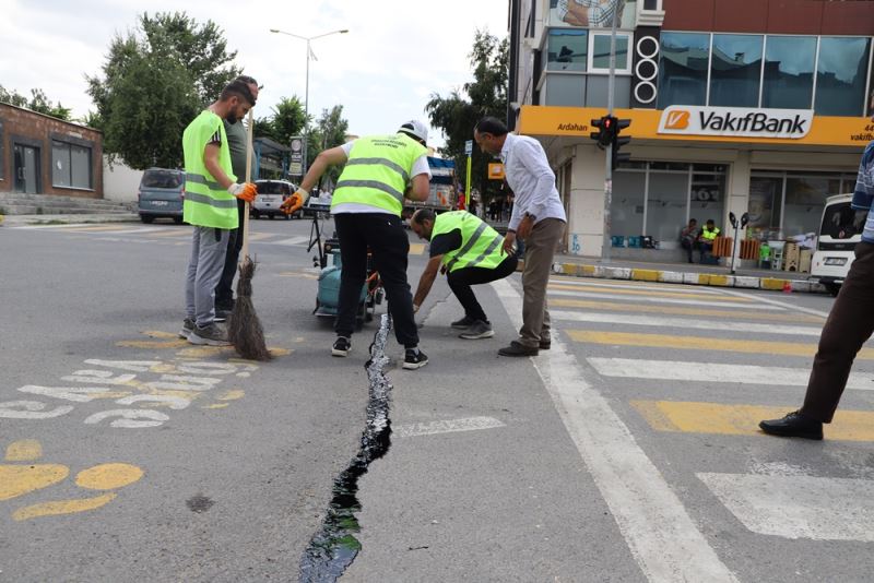ARDAHAN BELEDİYESİNDEN SICAK ASFALT YAMA ÇALIŞMALARI