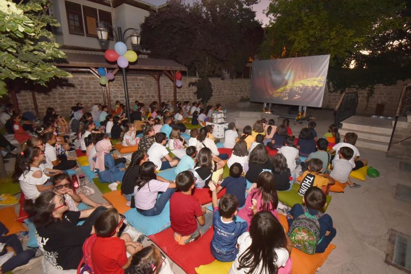 KARATAYLI ÇOCUKLAR AÇIK HAVA SİNEMASI İLE BULUŞTU