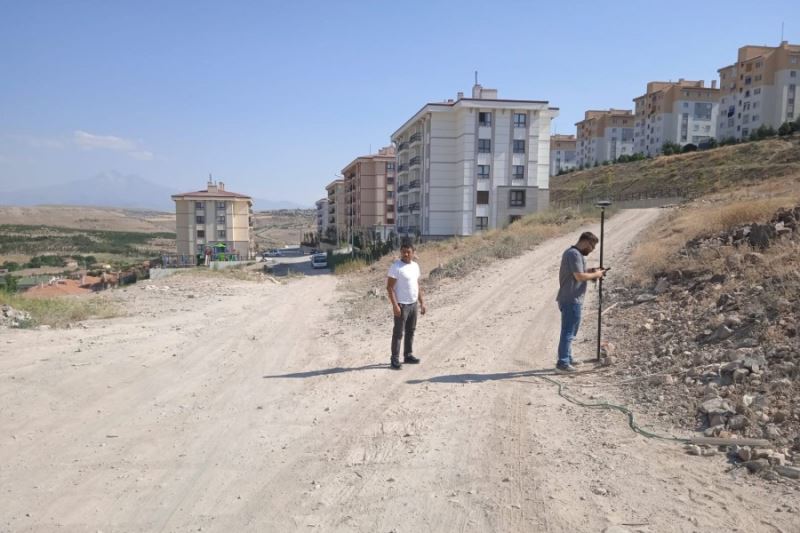 İlçemize bağlı SÜKSÜN 2. Etap Toki yolu ve çevre düzenlemesi çalışmaları başlamıştır. Daha güzel İNCESU için çalışıyoruz.