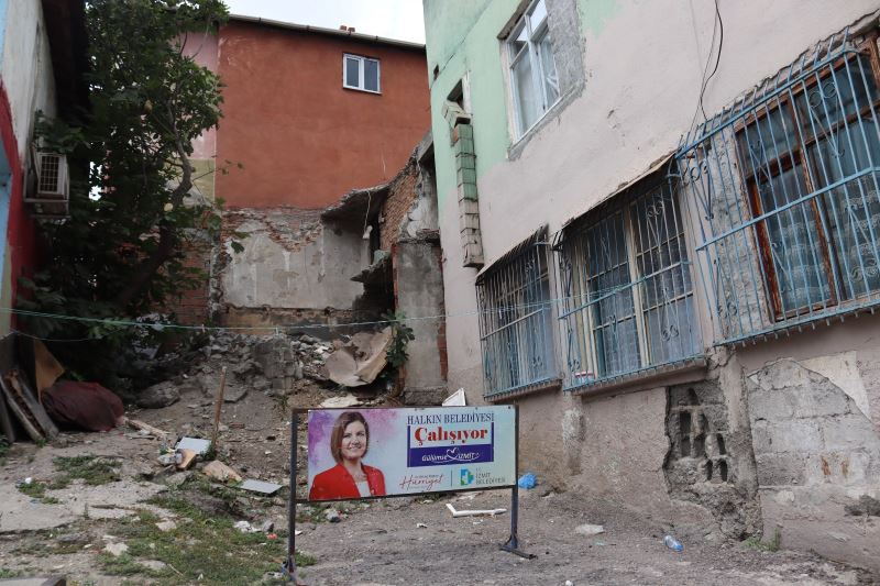 İZMİT BELEDİYESİ, TAVŞANTEPE’DEKİ METRUK BİNANIN YIKIMINI GERÇEKLEŞTİRDİ
