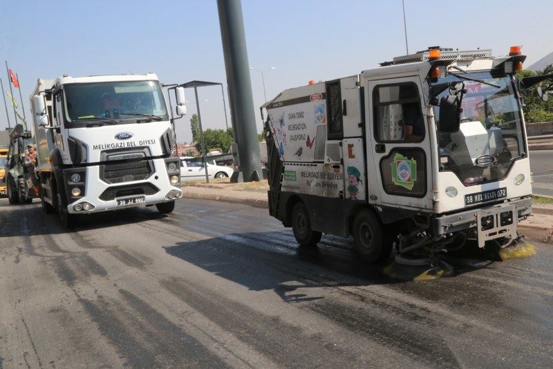 MELİKGAZİ TOPLU TEMİZLİK ÇALIŞMALARINI TİTİZLİKLE SÜRDÜRMEYE DEVAM EDİYOR
