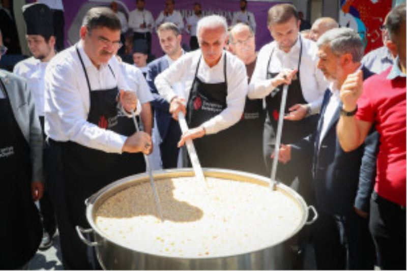 ÜMRANİYEDE BİNLERCE KİŞİYE AŞURE İKRAMI YAPILDI