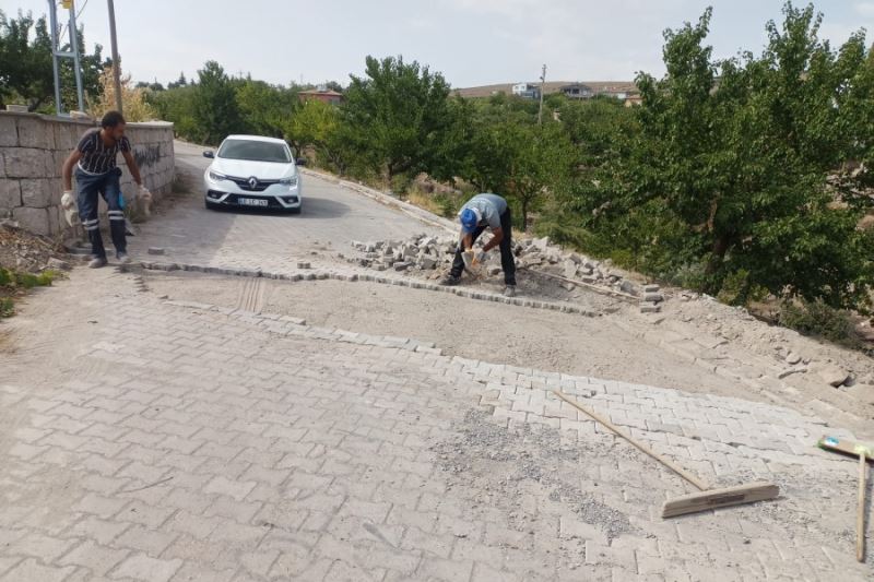 İlçemize bağlı Bedir bağlarında parke düzenleme çalışmamız devam etmektedir. Daha güzel İNCESU için çalışıyoruz...