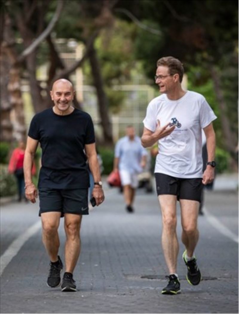 Başkan Soyer ile Büyükelçi Meyer-Landrut Otomobilsiz Kent Günü’ne yürüyerek başladı