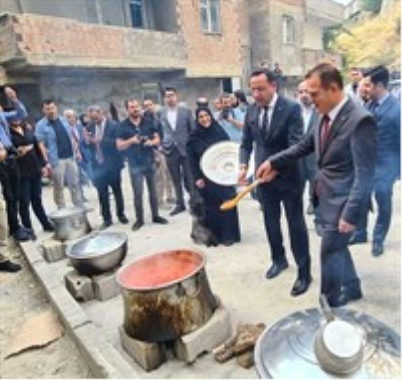 Tarım ve Orman Bakan Yrd. Sn. Bekir Gizligider, Vali/Bld. Bşk. V. Sn. İdris Akbıyık, yerli domates ile salça yapan kadınları ziyaret ettiler