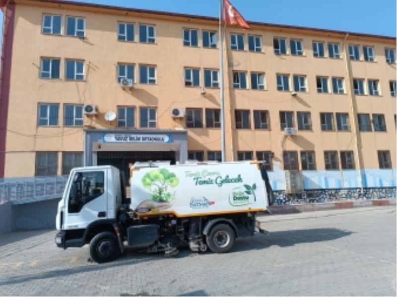 TEMİZLİK İŞLERİ BATMAN’DAKİ TÜM OKULLARIN BAHÇELERİNİ TEMİZLİYOR