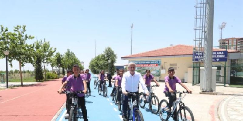 Başarılı Öğrencilerin Bisikletleri Belediyemizden