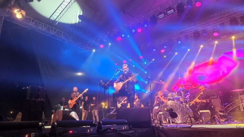 Zara ve Uğur Işılak konserleri Samsunluları coşturdu